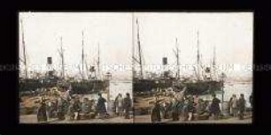 Personengruppe und Schiffe im Hafen von Neapel