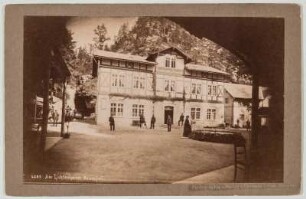 Lichtenhain. Restauration zum Wasserfall (1853). Eingangsseite mit Personen. Fotografie von Hermann Krone (Kabinett: Negativbeschriftung, Prägestempel, beidseitig mit braunem Papier kaschierter Karton)