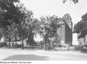 Dresden-Friedrichstadt, Waltherstraße 2. VEB Mühlenwerke Dresden, Betriebsteil II (vormals Bienert-Mühle (Hafenmühle)). Wohnhaus (Haus des Obermüllers) und Silogebäude
