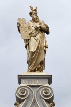 Brügger Freiamt & Brugse Vrije — Hauptfassade — Statue
