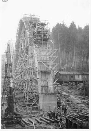 Rohrbach-(Friedens)brücke, km 211,808 - 212,130 Lehrgerüst und Bogen betonieren