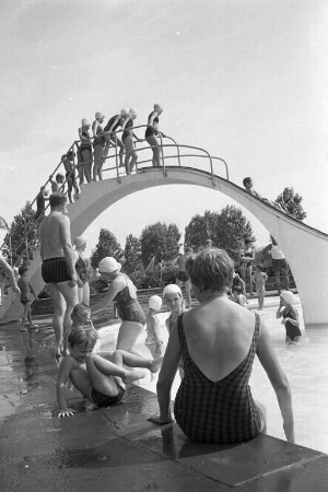 Badebetrieb im Freibad Rüppurr.