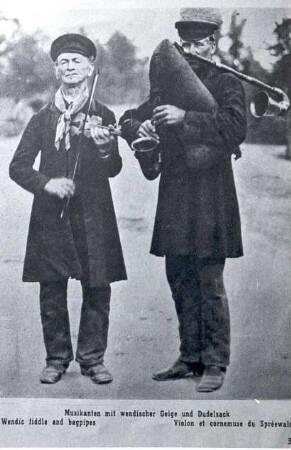Musiker aus dem Spreewald : Volksmusik - Interpreten und Instrumente. Ort: Błóta/ Spreewald. Musikanten mit wendischer Geige und Dudelsack um 1890.