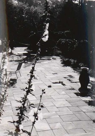 Hakeburg (Wohnsitz des Reichspostministers), Kleinmachnow: Terrasse mit Möbeln