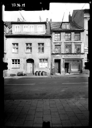 Greifswald, Fischstraße. Wohnhäuser mit Laden. Straßenfront