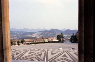 Possagno: Blick über den Stufen des Tempels auf Hügellandschaft
