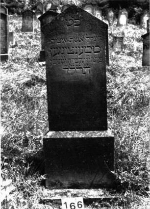 Grabstein 166 (Index: 99897906) Zustand: Rückseite stark verwittert Maße HxBxT: 161x56x19 cm: Grabstein 166