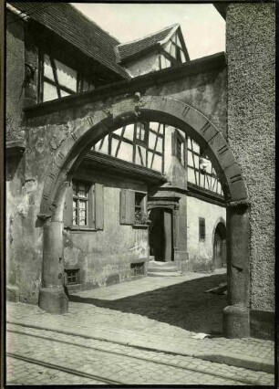 Klosterstr. 25, Tor. Am Bogenscheitel Rollwerkkatusche mit Inschrift