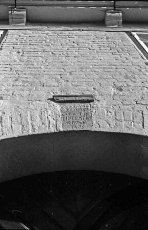 Gut Jersbek: Torhaus: Detailaufnahme: Torbogen: Schlussstein mit Inschrift
