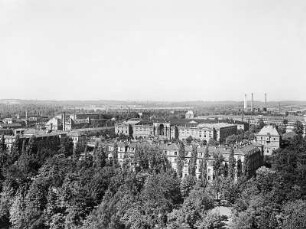 Dresden-Neustadt. Blick vom Turm der Garnisonskirche nach Nordwesten, im Vordergrund Kasernen am Nordplatz (zeitweilig Stadthalle am Dr.-Kurt-Fischer-Platz, später Armeemuseum), im Hintergrund Schornsteine des Arsenals (Industriegelände)