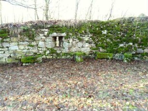 Kirchhofmauer im Südwesten mit Schießscharte in Brusthöhe (ehemaler Wehrgang mit Brüstung abgetragen) sowie Werksteinen im Mauersteinverband