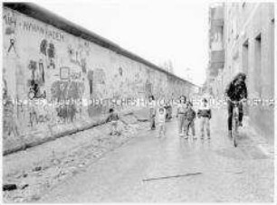 Serie: Mauerfall/Deutsche Einheit: Spielende Kinder an Berliner Mauer