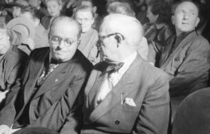 Veranstaltung zum Weltfriedenstag im Admiralspalast : Walter Friedrich, Rektor der Humboldt-Universität Berlin (rechts), im Gespräch mit Friedrich Ebert