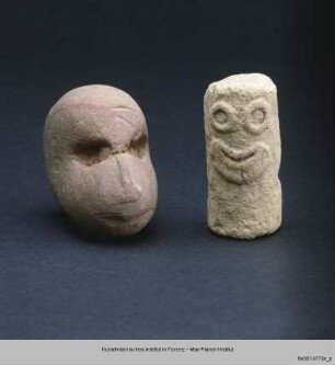 Stilisierter Affenkopf und Totem