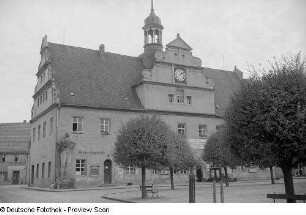 Blick auf das Rathaus mit dem Roland