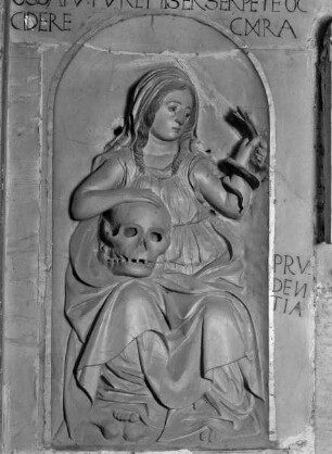 Grabmal Alonso Carrillo de Albornoz, Bischof von Avila: Prudentia