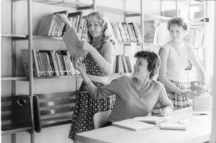 Dresden-Striesen, Fetscherstraße 2. 6. Mittelschule. Drei Schülerinnen in der Schulbibliothek
