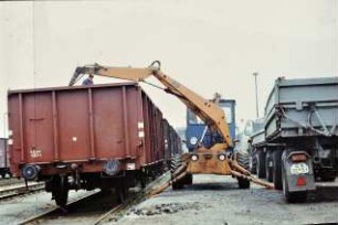 Mobilkran TIH 445 bei Waggonentladung