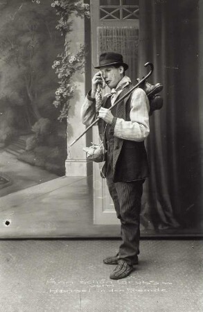 Selbstbildnis des Fotografen Willy Hanisch als Handwerkerbursche auf Wanderschaft, aufgenommen im Fotoatelier