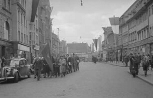 Junge Arbeiterinnen und Arbeiter unterwegs zum Jungaktivistenkongresses der FDJ in Zeitz