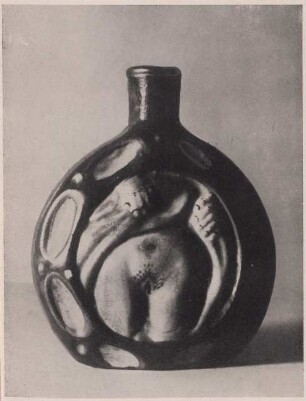 Fotografie einer Schnupftabakflasche, „verziert“ mit entkleidetem weiblichem Unterleib