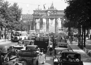 Berlin: Brandenburger Tor; sehr viel Verkehr (links Autobus "28")