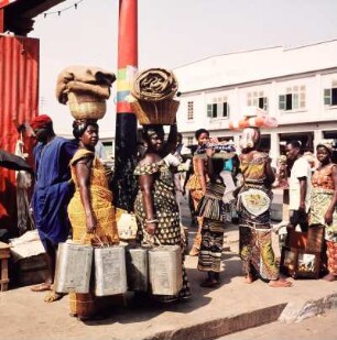Straßenszene, Accra : Accra (Ghana). Straßenszene. Frauen mit Einkaufen oder Waren. 12. Februar 1959