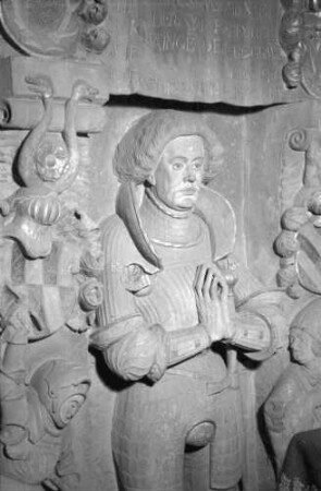 Kenzingen: christliche Kunst, Relief, Betende, Kirche
