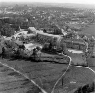 Kreiskrankenhaus im Umbau (Schützenstraße 55): Luftbild: Rückseite, im Vordergrund die Trave, im Hintergrund Innenstadt in Richtung Bahnhof