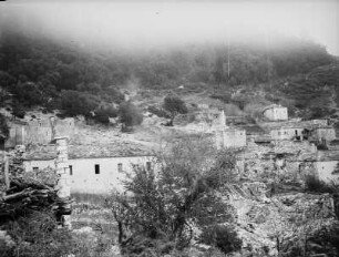 Zerstörtes Bergdorf : Blick auf ein Bergdorf mit zerstörten Häusern
