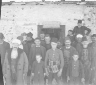 Gruppenportrait : Gruppenportrait mehrerer Männer und Jungen.