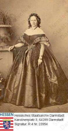 Bos du Thil, Friederike Freifrau v. geb. Freiin v. Rotsmann (1811-1891) / Porträt, leicht rechtsgewandt, vorblickend, Ganzfigur
