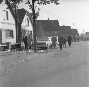 Stadtverordnete und Mitarbeiter der Stadtverwaltung: Flurbegehung: Pölitzer Weg: links zwei Einfamilienhäuser und Pkws: hinten Mitte drei Wohnblocks: 14. Oktober 1967
