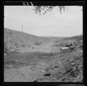 [zwischen Cléry-sur-Somme und Maurepas (beide Dep. Somme, Frankreich):] Hohlweg mit Blick auf Cléry-sur-Somme
