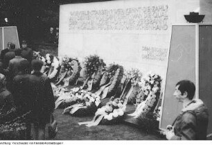 Kranzniederlegung am Gedenkstein für die Opfer des anglo-amerikanischen Luftangriffes auf Dresden am 13.-14. Februar 1945