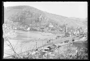 Blick auf Bahnhofsgelände, Mainspitze und Burg