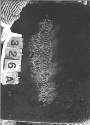 Grabstein 326 (Index: 99786292) Zustand: Vorderseite vollständig abgeblättert, Rückseite leicht verwittert Maße HxBxT: 170x84x21 cm Besonderheit: Doppelgrab: Grabstein 326A