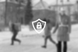 Salinenstrasse: Schülerlotsen im Winter, dahinter Kinder