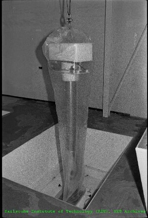 Detailaufnahme eines Krans in der Schleusanlage in den Heißen Zellen (HZ)