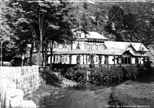 Lichtenhain (Sebnitz-Lichtenhain), Kirnitzschtalstraße 11. Gasthof "Lichtenhainer Wasserfall" (1852). Straßenansicht über die Kirnitzsch