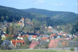 Ortsansicht mit Schloss; Landschaft