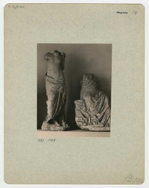 Statue eines Mädchens und einer sitzenden Frau aus Magnesia am Mäander