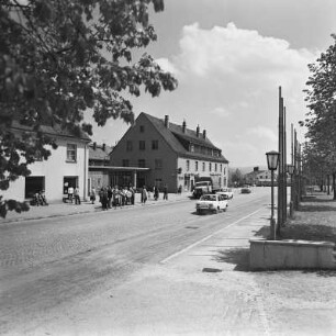 Johanngeorgenstadt, Eibenstocker Straße : Eibenstocker Straße mit Milchbar, Fisch HO, Bushaltestelle am Platz des Bergmannes