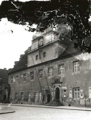 Belgern (Kreis Torgau). Rathaus (1574). Hauptfront mit Eingangspforte, Sitznischenportal und Rolandsfigur (1610)