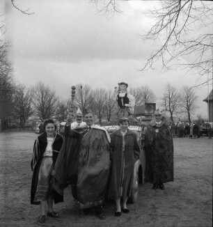 Karneval: Freiwillige Feuerwehr Todendorf: Festumzug durch die Orte des Amtes Mollhagen: Prinz Gerhard Schwiecker mit Prinzessinnen sowie Zeremonienmeister und Mitgliedern des Elferrates vor geschmücktem Pkw mit "Schützenliesel"