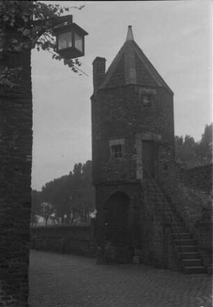 Zons: Turm und Ampel
