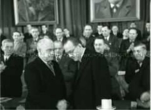 Händedruck von Pieck und Grotewohl beim Vereinigungsparteitag von KPD und SPD in der Berliner Staatsoper (Admiralspalast)