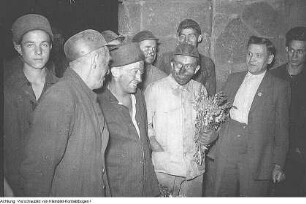 Freital. VEB Steinkohlenwerk "Willi Agatz" Freital. Ernst Lohagen, erster Sekretär der SED-Landesleitung Sachsen bei den Bergleuten nach einer Sonderschicht, Juli 1951