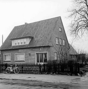 Kreissparkasse Stormarn: Filiale: Wohn- und Geschäftshaus: davor Fahrrad an Zaun