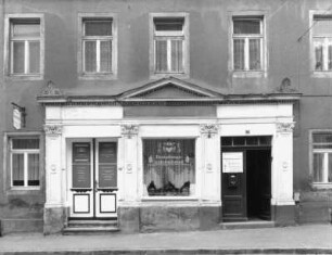 Großenhain, Dresdner Straße 16. Wohnhaus mit Laden (A. 19. Jh.). Laden und Haustür